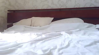 Парень размял девушке попку пальцем перед аналом