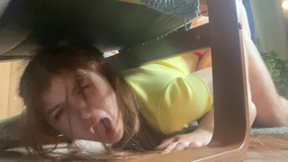 Тупая сестра Лина Мигуртт застряла под креслом - как тут не воспользоваться?