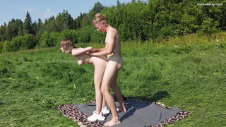 Я увидел голую 18-летнюю девку на самокате, пикапнул и выебал ее на природе