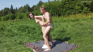 Я увидел голую 18-летнюю девку на самокате, пикапнул и выебал ее на природе