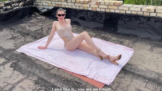 Хорошо, я тебя сделаю минет и дам в киску, только не мешай загорать на крыше дома