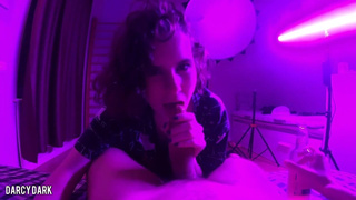 Русская девушка Darcy Dark ебется с парнем на кровати в неоновом свете