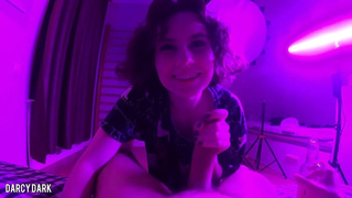 Русская девушка Darcy Dark ебется с парнем на кровати в неоновом свете