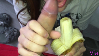 Я тренировалась на банане, пора и член брата отсосать!