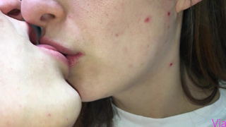 Новогодним сексом побаловались с сестренкой, пока наряжали ёлку