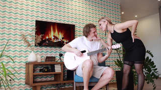 Гитарист, хватит на гитаре брынчать, пора меня в пизду ебать!