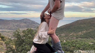 На вершине горы никого не было, и мы решили потрахаться на фоне шикарного пейзажа