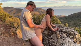 На вершине горы никого не было, и мы решили потрахаться на фоне шикарного пейзажа