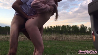 Быстро перепихнулись в поле, закончили спермой на попке