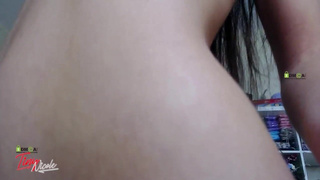 Легкий стриптиз и показывание маленьких сисек крупным планом на вебку от русской студентки