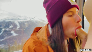 Путешественница в шапке охуенно отсосала хуй в фуникулере с видом на горы