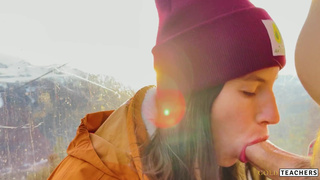 Путешественница в шапке охуенно отсосала хуй в фуникулере с видом на горы