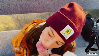 Путешественница в шапке охуенно отсосала хуй в фуникулере с видом на горы