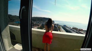 Рискованный публичный секс молодой пары на балконе в отеле