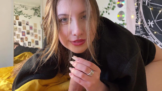 Няшку милашку после душа так сильно потрахаться прижало, что она брата уговорила на инцест