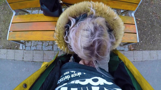 Наивная русская туристка сосет хуй на лавочке в парке за деньги