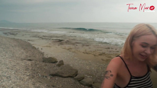 Пока ждал жену с собакой, успел приручить киску незнакомки