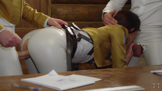 Порно-косплей на Атаку Титанов закончился классным МЖМ сексом в загородном доме