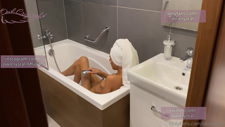 Хорошо, брат, я отсосу тебе, только не говори родителям, что я дрочила в ванне