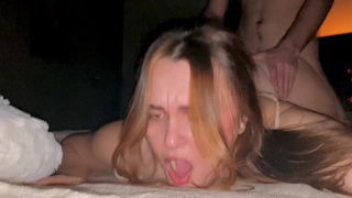 Ого, как намокла от возбуждения пизда — ей поможет моя спермоструя