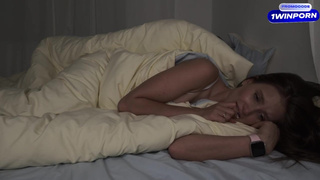 Кончаю, но делаю вид, что сплю — не каждый же день он ебёт сестру