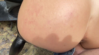 Мужик трахнул свою русскую подругу Hungry Kitty около скутера в лесу