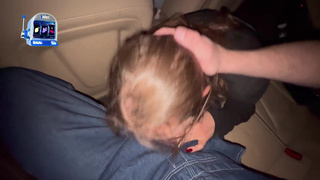 Ненасытная жена вообще без задней мысли сосет член в машине при друзьях