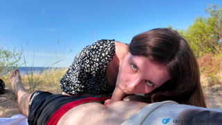 Девушка без стеснений сосет хуй на пляже в солнечный летний день - Nika Bunny