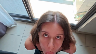 Как же жадно она глотает сперму после глубокого отсоса около окна - Nika Bunny