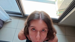 Как же жадно она глотает сперму после глубокого отсоса около окна - Nika Bunny