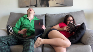 А ничё тот факт, что я твоя сестра? Давай член сюда, подрочу сама