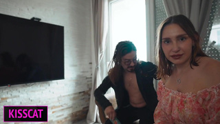 Как её напичкали хуями — кончают в рот, а из киски сперма вытекает