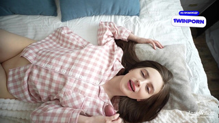 Ну и что, что она сладко спит?! Разбужу — у меня ведь секса дефицит