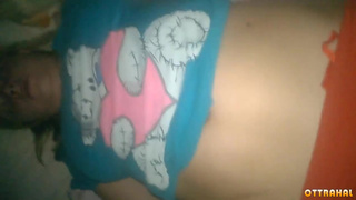 Отчим отодвинул трусики спящей дочери и разглядывает вагину