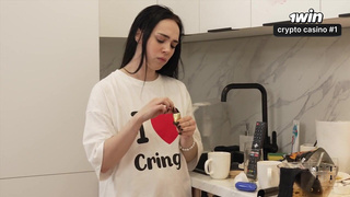 У него только 1 проблема — кончать в ту, что справа или слева?